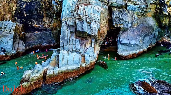 Situé à 20 km au nord de la ville de Quy Nhon (Binh Dinh), le village de pêcheurs de Nhon Ly est une célèbre attraction touristique. Photo : tcdulichtphcm.vn
