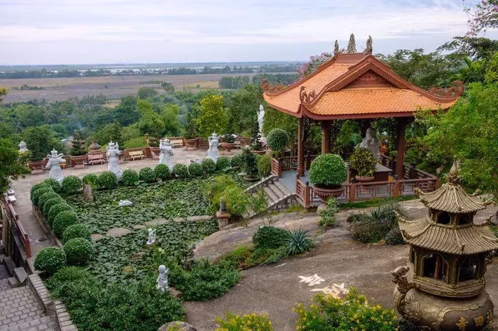 Pagode Hang (Phuoc Diên Tu), située sur le flanc de la montagne Sam dans la province d’An Giang. Photo: anninhthudo.vn