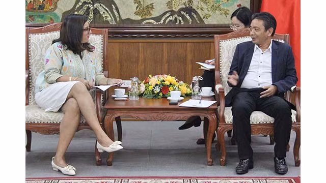 Le vice-ministre de la Culture, des Sports et du Tourisme Hoàng Dao Cuong a reçu Mme Sapna Chadha, vice-présidente du groupe Google en charge de la région Asie-Pacifique. Photo : toquoc.vn
