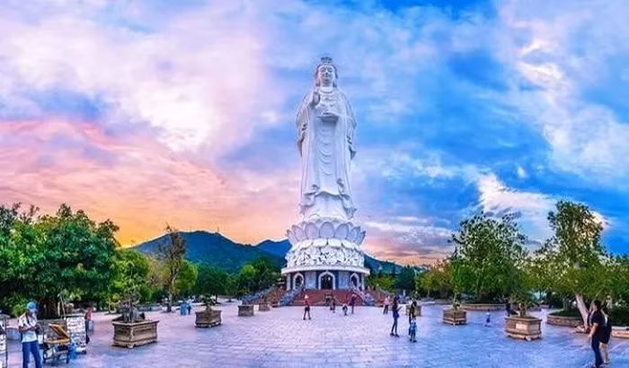 La pagode Linh Ung Bai But située au sommet de la montagne Son Trà, à Dà Nang. Photo: anninhthudo.vn