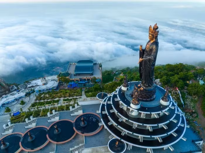 Le complexe de la pagode Bà Den est connu comme un système impressionnant d'œuvres architecturales religieuses en « Terre sainte ». Photo: anninhthudo.vn