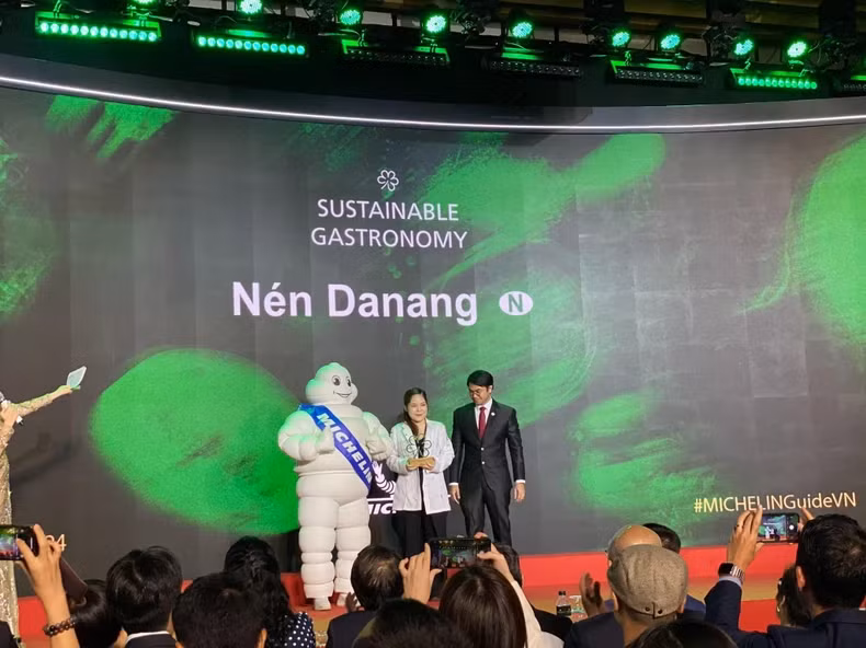 Le restaurant « Nen Danang » est devenu le premier et le seul restaurant au Vietnam à recevoir 1 étoile verte Michelin pour son engagement en faveur d'une cuisine durable. Photo : nhandan.vn Le restaurant « Nen Danang » est devenu le premier et le seul restaurant au Vietnam à recevoir 1 étoile verte Michelin pour son engagement en faveur d'une cuisine durable. Photo : nhandan.vn