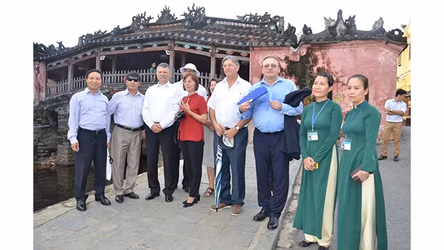 Une délégation de la ville de Szentendre, en Hongrie lors d'une visite dans la ville de Hôi An. Photo : thoidai.com.vn