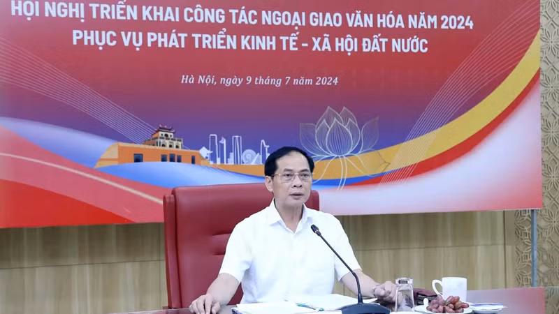Le ministre des Affaires étrangères Bùi Thanh Son prend la parole lors de la Conférence sur le déploiement du travail de diplomatie culturelle en 2024. Photo : baoquocte.vn