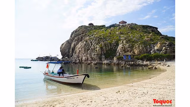 Les visiteurs peuvent aller au port pour acheter un billet de bateau et visiter l'île pendant la journée, le prix d’un billet varie de 490 000 dôngs à 790 000 dôngs par personne. Photo : Toquoc.vn Les visiteurs peuvent aller au port pour acheter un billet de bateau et visiter l'île pendant la journée, le prix d’un billet varie de 490 000 dôngs à 790 000 dôngs par personne. Photo : Toquoc.vn