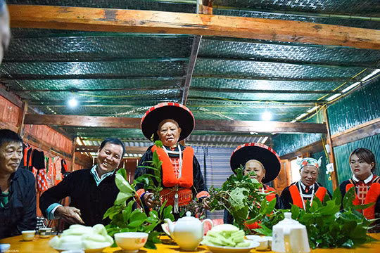 Chaque mois, les membres se réunissent pour chanter, discuter et diffuser en direct sur les réseaux sociaux pour promouvoir leurs produits, les lieux touristiques de la commune et partager leurs expériences. Photo : baoquocte.vn