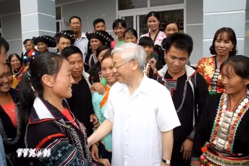 Le Secrétaire général Nguyên Phu Trong a rencontré les habitants ethniques de la commune de Ban Bo, district de Tam Duong, en juillet 2016. Photo : VNA.