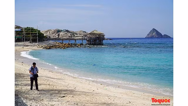 À la découverte de l'île de nids d’hirondelles de Hon Nôi au milieu de la baie de Nha Trang ảnh 3 À la découverte de l'île de nids d’hirondelles de Hon Nôi au milieu de la baie de Nha Trang ảnh 3