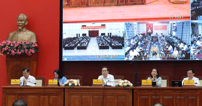 Le Président de l’AN Tran Thanh Man rencontre des électeuses à Hau Giang. Photo : VNA.