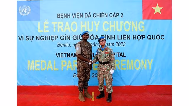 Le médecin Nguyên Ngoc Quang Hung a l'honneur de recevoir la médaille pour la cause du maintien de la paix de l'ONU. Photo: Nguyên Ngoc Quang Hung 