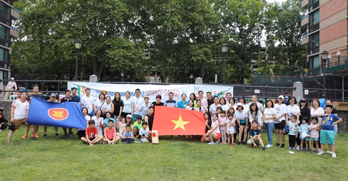 Les membres de l'équipe vietnamienne participant à la course d'amitié « ASEAN Fun Run ». Photo : thoidai.com.vn