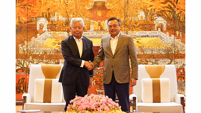 Le secrétaire adjoint du Comité municipal du Parti et président du Comité populaire de Hanoï, Trân Sy Thanh (à droite) et le président de la Banque asiatique d'investissement dans les infrastructures (AIIB), Jin Liqun (à gauche). Photo : hanoimoi.vn