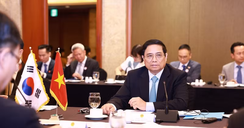 Le Premier ministre Pham Minh Chinh prend un déjeuner-débat avec des experts et des scientifiques sud-coréens dans le domaine des semi-conducteurs et de l'intelligence artificielle. Photo : VNA.