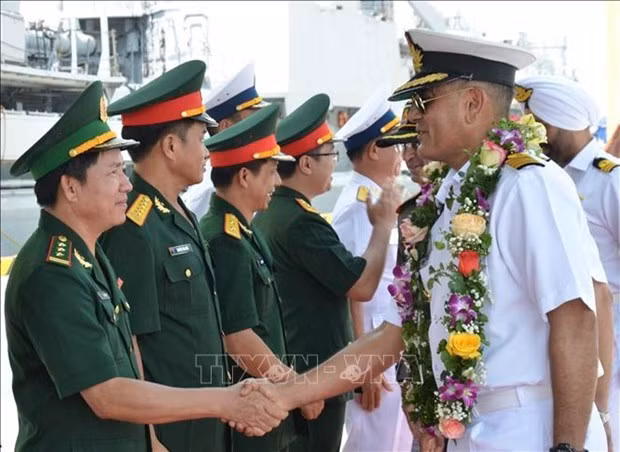 Des représentants d’agences vietnamiennes accueillent les officiels de la marine indienne. Photo: VNA