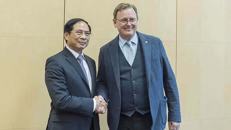 Le ministre vietnamien des Affaires étrangères, Bui Thanh Son (à gauche), et le gouverneur du Land de Thuringe, Bodo Ramelow.Photo: baoquocte.vn