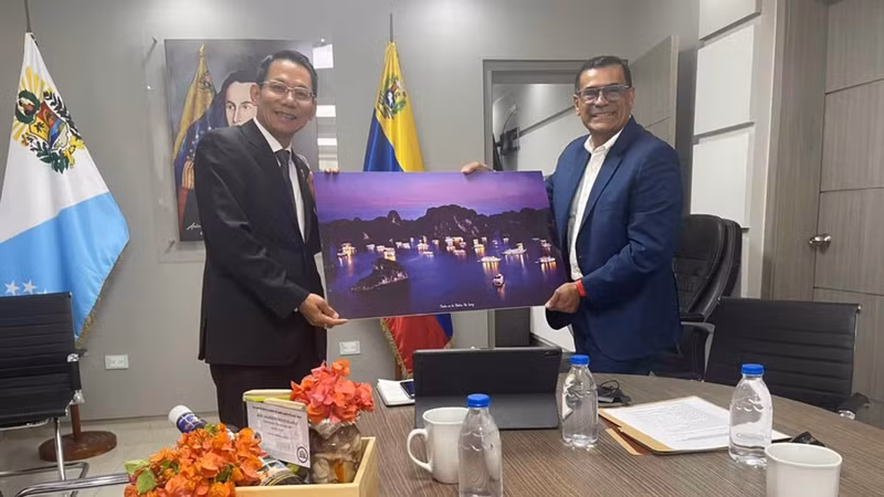 L’ambassadeur du Vietnam au Venezuela, Lê Viêt Duyên, lors de sa visite de travail dans l’État vénézuélien de Sucre. Photo: baoquocte.vn