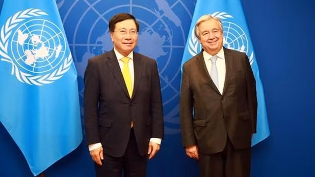 Le vice-Premier ministre permanent vietnamien Pham Binh Minh (gauche) et le secrétaire général de l'ONU, Antonió Guterres. Photo : https://baochinhphu.vn/
