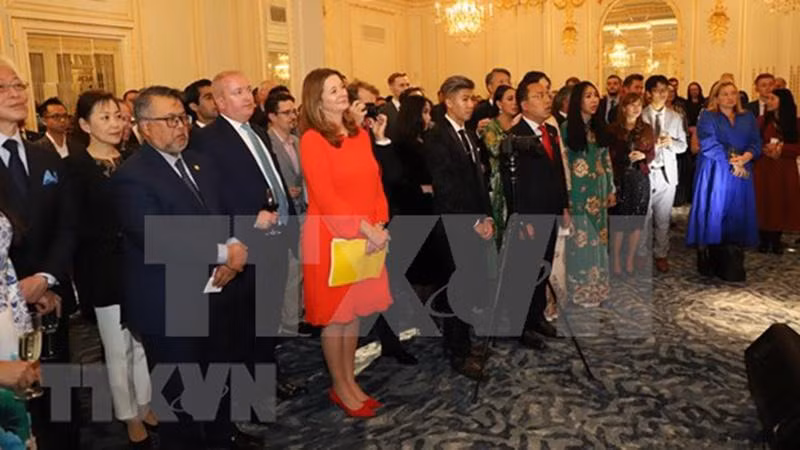 Lors de la rencontre le 26 septembre à Londres en l’honneur du 77eanniversaire de la Fête nationale du Vietnam. Photo: VNA