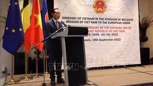 L’ambassadeur du Vietnam en Belgique chargé du Grand Duché du Luxembourg, chef de la Délégation vietnamienne auprès de l’UE, prononce un discours. Photo : VNA 
