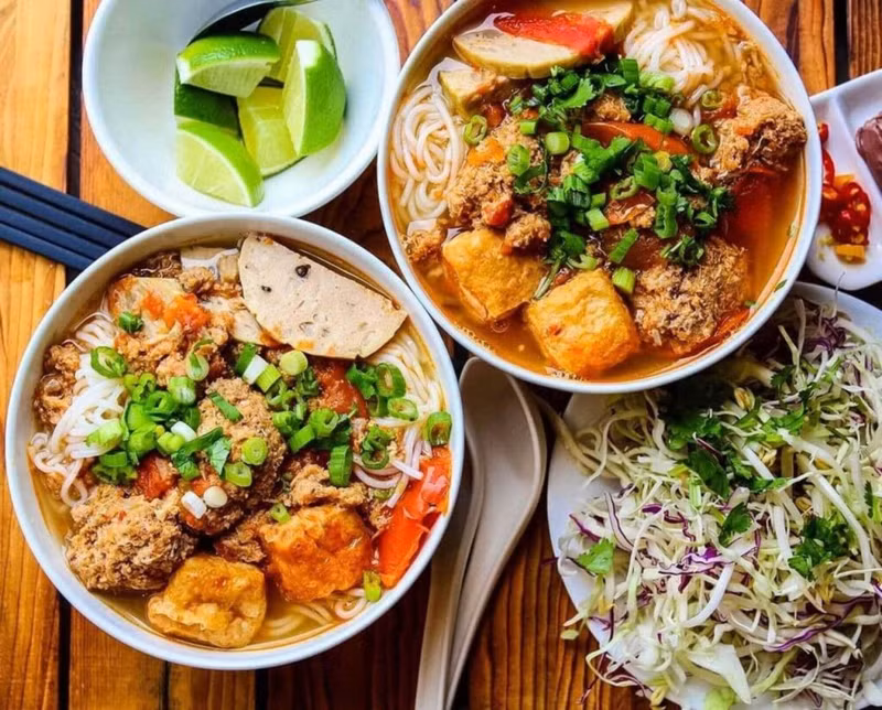 On peut manger le « Bún riêu cua » avec du tofu frit, du « giò heo » (pâté de porc pilé), du « giò bò » (pâté de bœuf pilé), des côtes de porc ou des escargots. Photo: vtcnews