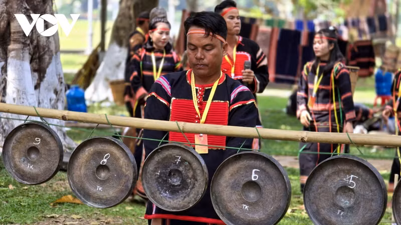 La culture traditionnelle des communautés ethniques minoritaires de la province de Gia Lai semble germer au cœur d’une ville moderne. Photo: VOV