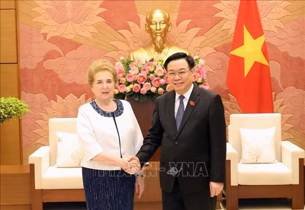 Le président de l’Assemblée nationale du Vietnam Vuong Dinh Huê et la première vice-présidente de l’Assemblée nationale hongroise Márta Mátrai, à Hanoi, le 16 avril. Photo : VNA.