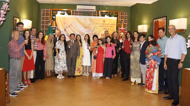 L’ambassadeur vietnamien au Brésil, Bui Van Nghi, et la communauté vietnamienne et les amis étrangers. Photo: baoquocte