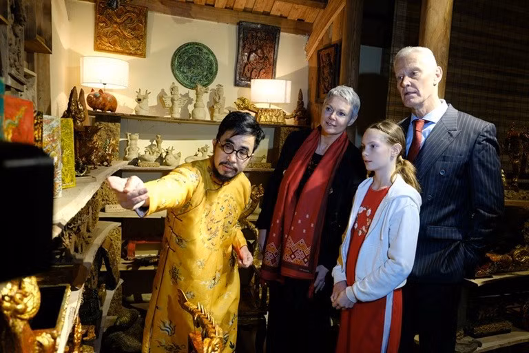 L'ambassadrice de Norvège au Vietnam découvre le Têt traditionnel dans l'ancien village de Duong Lam ảnh 6 L'ambassadrice de Norvège au Vietnam découvre le Têt traditionnel dans l'ancien village de Duong Lam ảnh 6