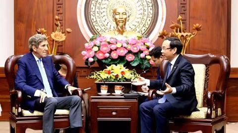 Nguyên Van Nên, membre du Bureau politique, secrétaire du Comité du Parti de Hô Chi Minh (droite) et John Kerry, envoyé spécial des États-Unis pour le climat. Photo : VNA