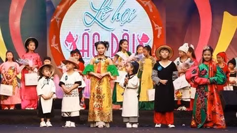 Des mannequins enfants interprètent six collections d'ao dài des designers réputés du pays. Photo : VNA
