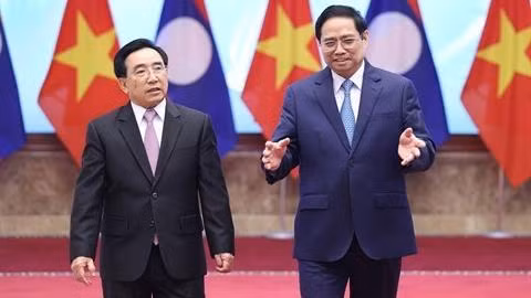 Le Premier ministre Pham Minh Chinh (à droite) et son homologue lao Phankham Viphavanh ont lancé l’Année de la solidarité et de l’amitié Vietnam - Laos, Laos - Vietnam 2022. Photo : VNA.