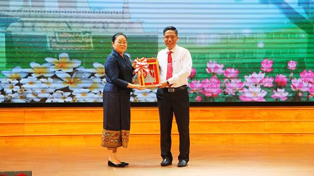 La consule générale du Laos à Hô Chi Minh-Ville, Phimpha Keomixay (à gauche) remet un cadeau de souvenir au vice-président du Comité populaire de Cân Tho, Nguyên Thuc Hiên. Photo : thoidai.com.vn