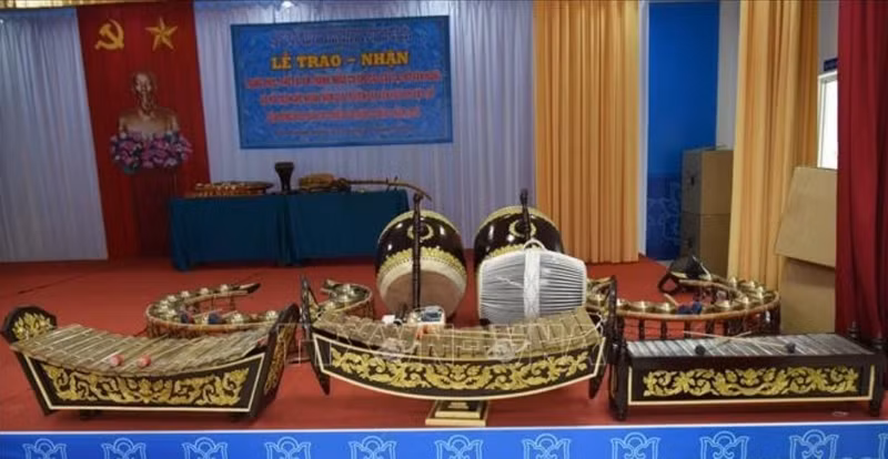 Des instruments musicaux traditionnels sont confiés aux clubs et groupes de musique traditionnelle khmère. Photo : VNA.