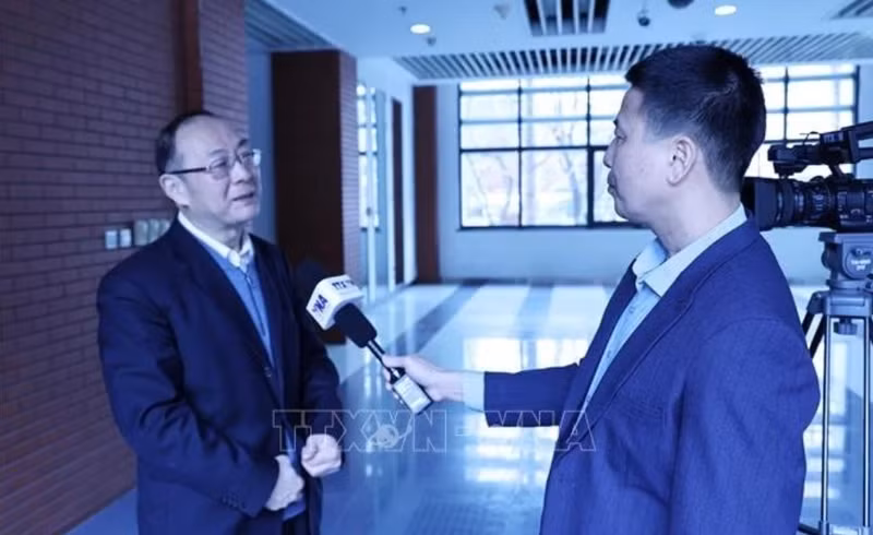 Le professeur Jin Canrong (gauche), directeur adjoint de l'Institut des relations internationales de l'Université populaire de Chine - l'Université Renmin de Chine, dans une interview accordée au correspondant de l’Agence vietnamienne d’information (VNA) à Pékin. Photo : VNA