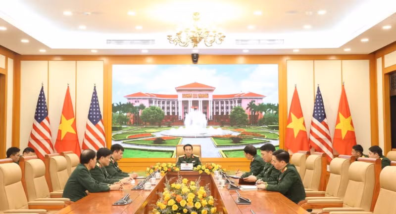 Le ministre vietnamien de la Défense Phan Van Giang s'entretient par téléphone avec son homologue américain. Photo : VNA.