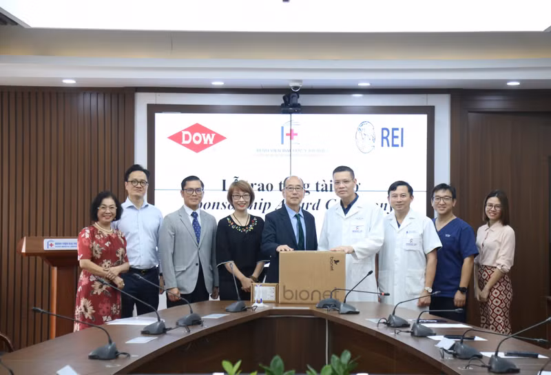 Lors de la cérémonie de remise des fournitures médicales au Département des urgences et des soins intensifs de l’Hôpital universitaire de médecine de Hanoï. Photo: thoidai