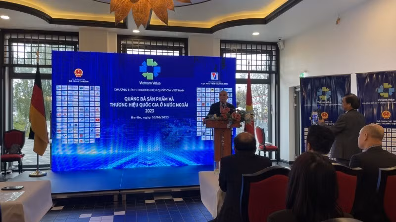 Vu Ba Phu, directeur du Département de promotion du commerce, prend la parole lors de l'événement. Photo: Service commercial du Vietnam en Allemagne)