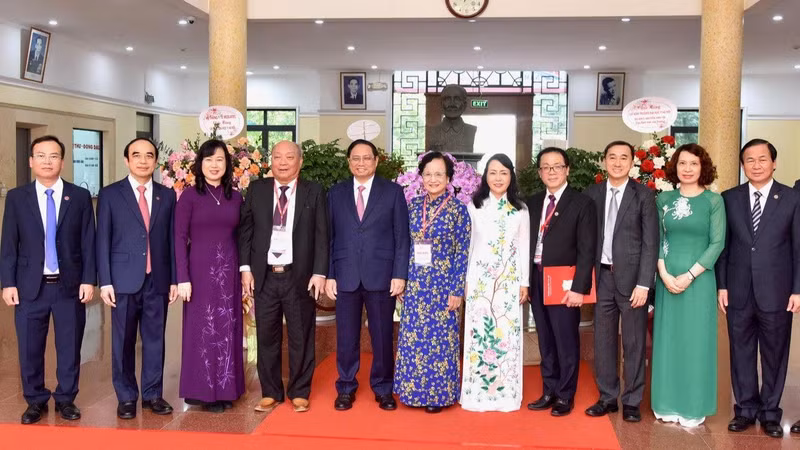 Le Premier ministre Pham Minh Chinh (5e, de gauche à droite) et les cadres et enseignants de la Faculté de médecine de Hanoi. Photo : Trân Hai/NDEL.