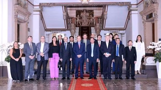 Des autorités de Hô Chi Minh-Ville et des représentants de la délégation argentine posent pour une photo. Photo : VNA.