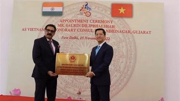 L'ambassadeur du Vietnam en Inde, Nguyên Thanh Hai (à droite) et le consul honoraire du Vietnam à l'État du Gujarat (Inde) Saurin Dilipbhai Shah. Photo : VNA.