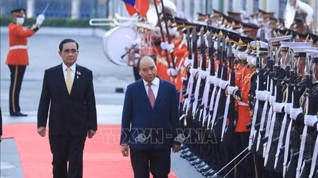 Le Président vietnamien Nguyên Xuân Phuc (à droite), accompagné du Premier ministre thaïlandais Prayuth Chan-o-cha, passe en revue la garde d’honneur de l’Armée royale thaïlandaise. Photo : VNA.