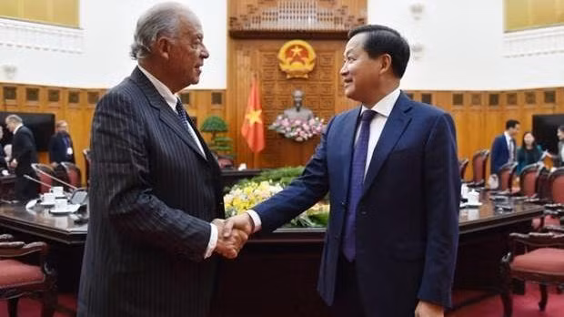Le Vice-Premier ministre Lê Minh Khai (à droite) et Andreas Gerber, responsable des petites et moyennes entreprises (PME) de Suisse. Photo : VNA.