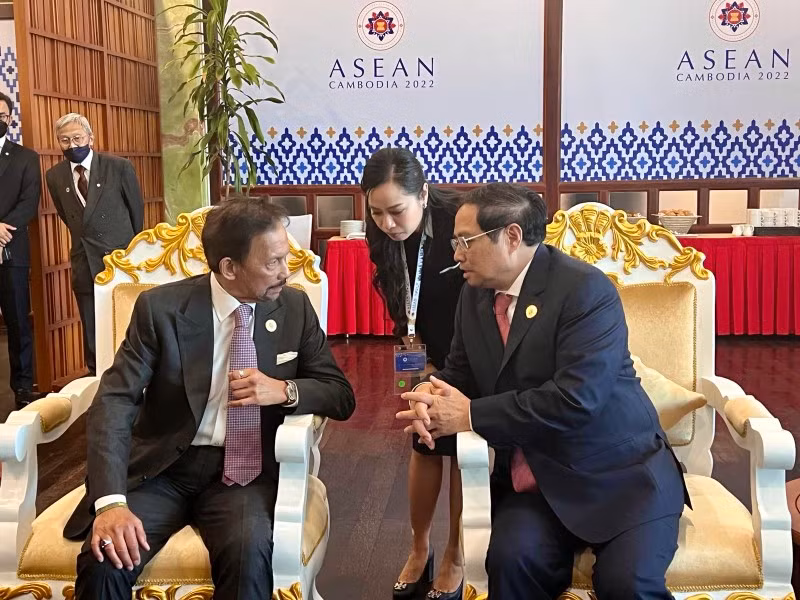 Le Premier ministre vietnamien, Pham Minh Chinh (à droite), rencontre, le 10 novembre 2022 à Phnom Penh au Cambodge, le Sultan Haji Hassanal Bolkiah. Photo : VNA.
