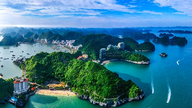 L'archipel de Cat Bà et la baie d'Ha Long sont reconnus par l'UNESCO comme patrimoine naturel mondial. Photo : nhandan.vn