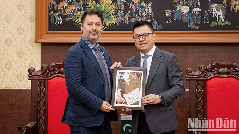 Lê Quôc Minh, rédacteur en chef du journal Nhân Dân, vice-président de la Commission centrale de la Propagande et de l'Éducation et président de l'Association des Journalistes du Vietnam (à droite) et l'ambassadeur du Pakistan au Vietnam, Kohdayar Marri. Photo : nhandan.vn