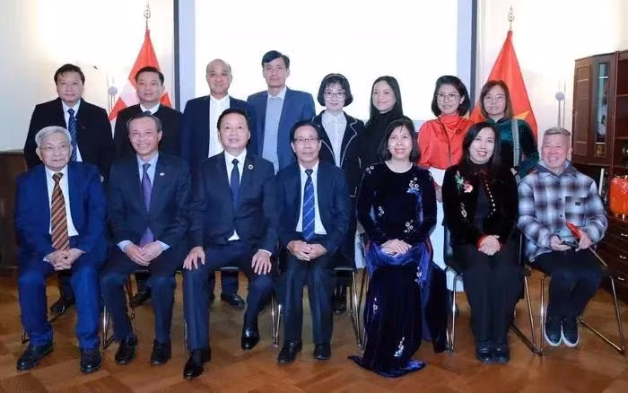 Le vice-Premier ministre Tran Hong Ha (3e de gauche à droite) et des représentants de la communauté vietnamienne au Danemark dans le cadre de sa visite de travail dans ce pays européen. Photo : VNA.
