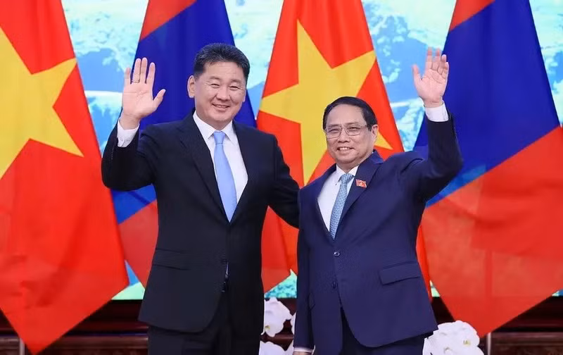 Une rencontre entre le Premier ministre Pham Minh Chinh (droite) et le président mongol Ukhnaagiin Khurelsukh. Photo : VNA.
