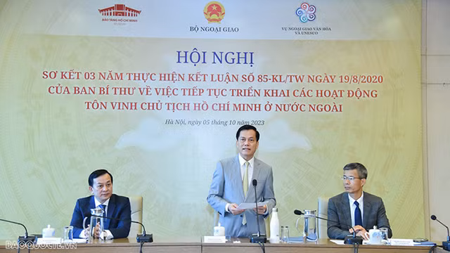 Le vice-ministre vietnamien des Affaires étrangères et président du Comité national de l'UNESCO du Vietnam, Hà Kim Ngoc, a prononcé le 5 octobre 2023 le discours d'ouverture lors de la conférence pour faire le bilan des 3 ans d'activités visant à présenter et à rendre hommage du Président Hô Chi Minh à l'étranger. Photo : baoquocte.vn