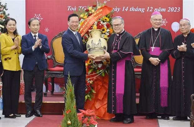 Le Président du Vietnam, Vo Van Thuong, présente ses vœux de Noël 2023 à l’archidiocèse de Huê. Photo : VNA.