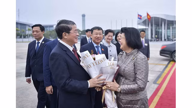 Le vice-président de l'Assemblée nationale et président du Groupe parlementaire d'amitié Vietnam-Cambodge, Nguyên Duc Hai, offre des fleurs à la Présidente de l'AN cambodgienne, Samdech Khuon Sudary, à l'aéroport international de Nôi Bài. Photo: daibieunhandan.vn